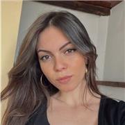 Studentessa universitaria impartisce lezioni